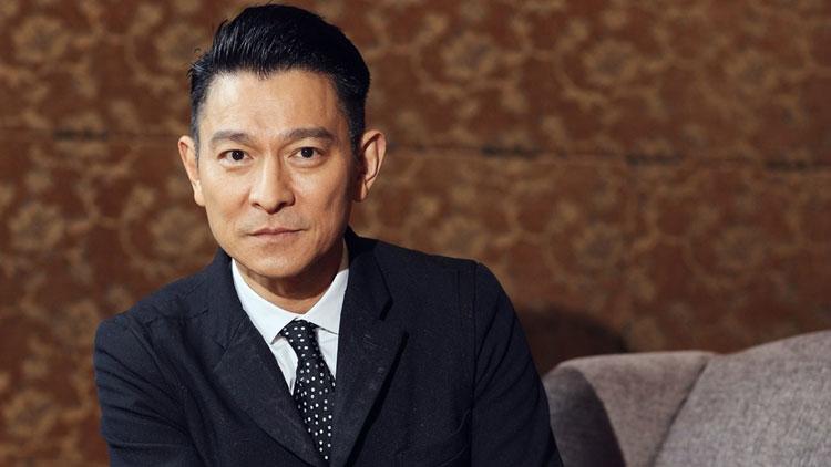 1991年，刘德华将处女作《情是那么笨》歌词递给黄霑，这位