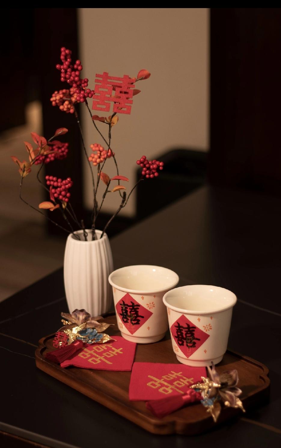 姑姑的小儿子终于要结婚了。
姑姑说，要不要找个媒人走个过场，女方家长说不必了，也