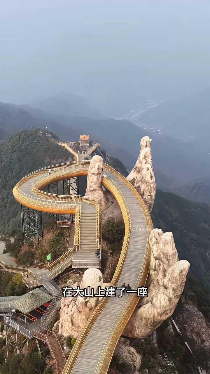 网友：山顶建这样的建筑，你们觉得好看吗？