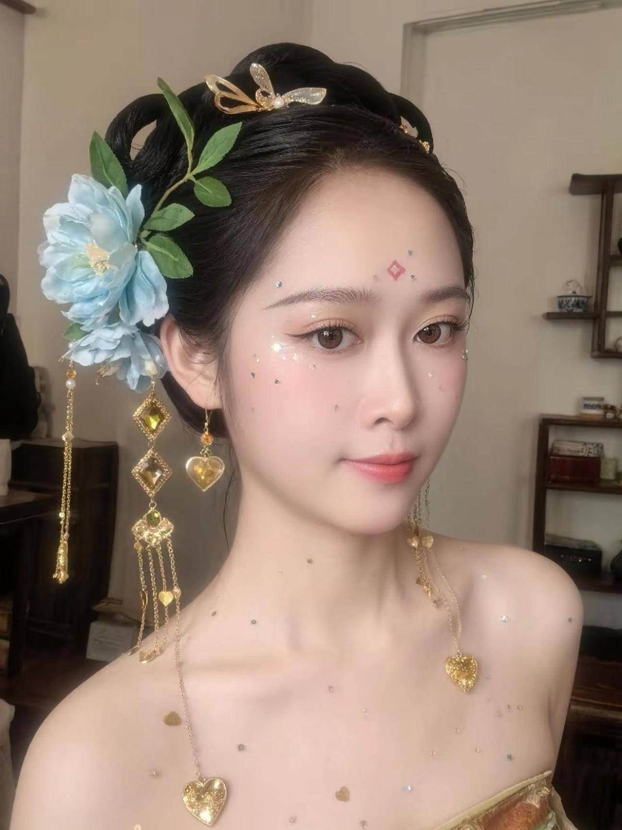 日常打卡，平凡日常，愿大家酷暑多注意防暑。AI鎏金碎钻妆 二创激励计划