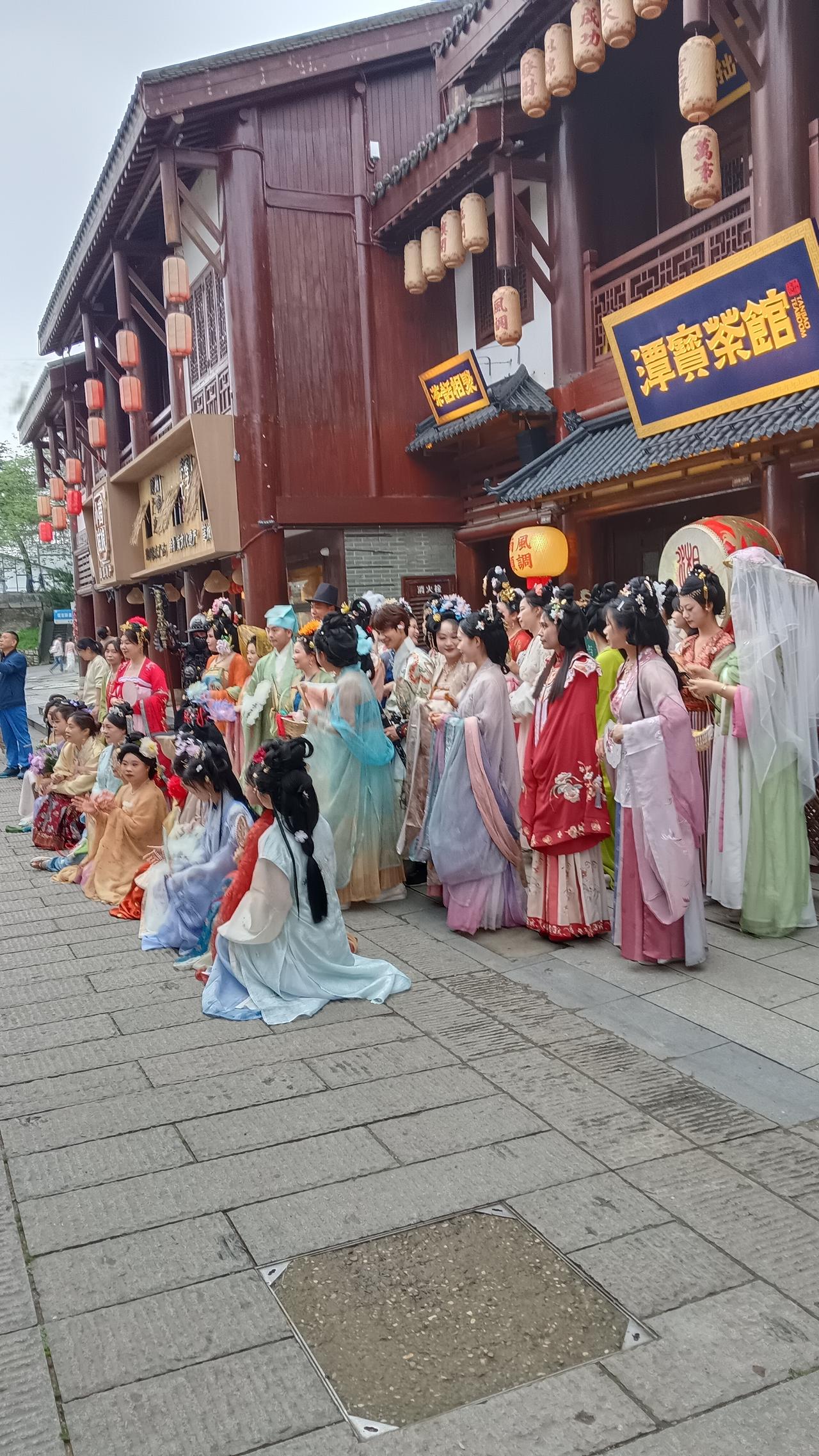 窑湾潭宝茶馆近日搞了个花神定魁赛，确实有趣好看。能不能再来个抛绣球给意中人活动，