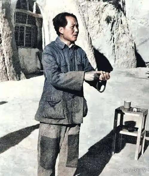1942年，延安杨家岭窑洞前。 毛泽东正在给八路军120师团级以上干部...