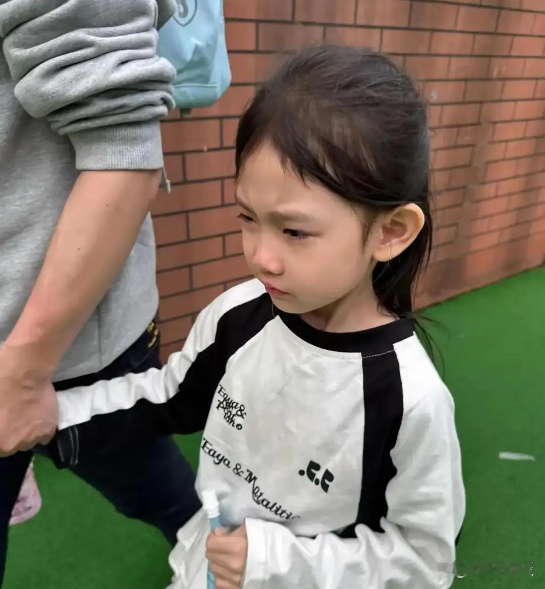 八年求子，媳妇肚子上扎了几百个针眼，好不容易抱养的女儿刚满一岁半，全家老人却统一