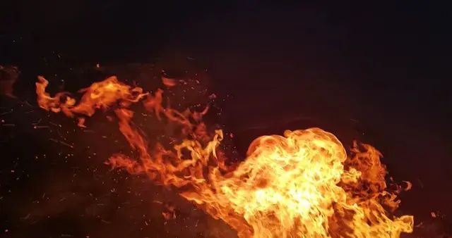 男子与父母发生口角，一怒之下在屋内泼洒汽油纵火，他与父亲逃出火场，母亲葬身火海，台湾警方：已移送检方