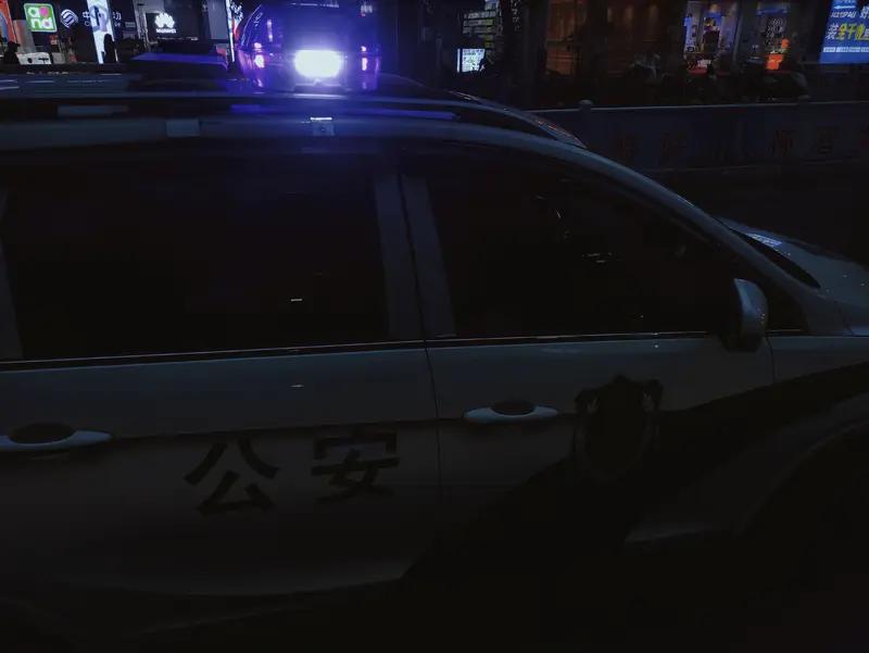 警方抓捕两名在逃人员遇“神助攻” 广东珠海这波警方抓捕在逃人员的操作太精彩了，还
