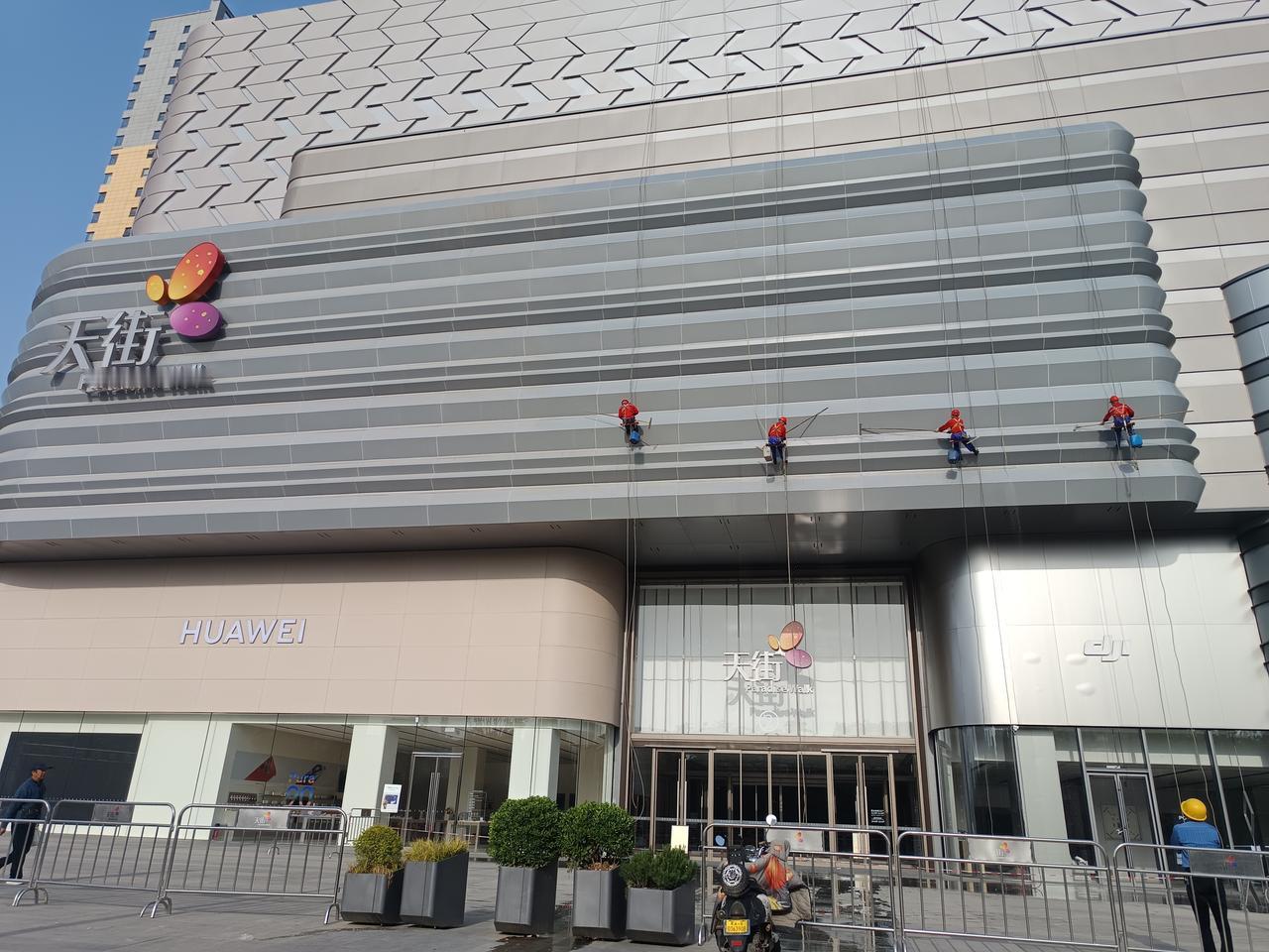 龙湖长乐天街蜘蛛人清洗外立面