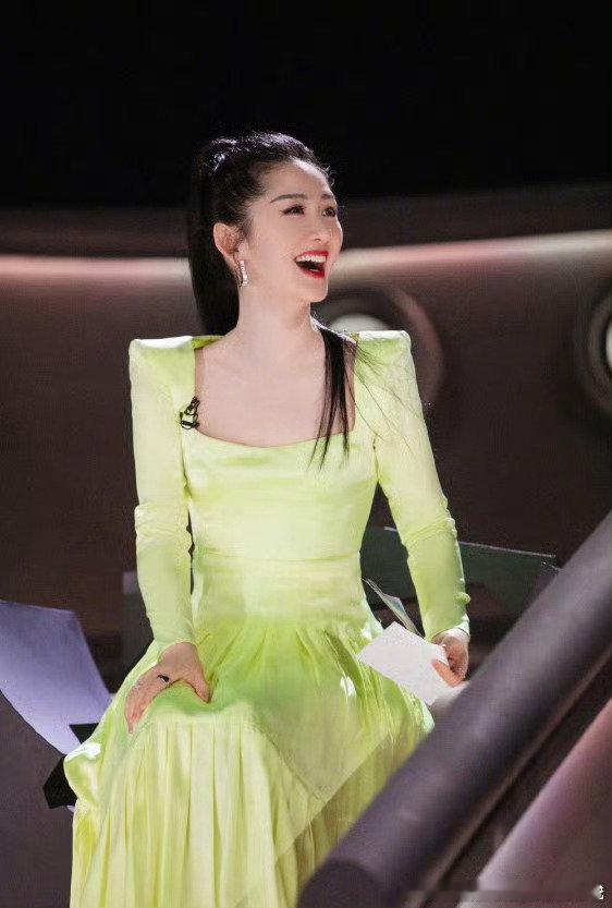 谢娜每周都会看自己浪姐舞台 乘风2026 偏爱舞台所以频频回味，每周打卡自己的浪