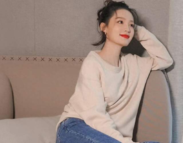 李沁的裸足瞬间：跳出流量内卷的松弛生命力