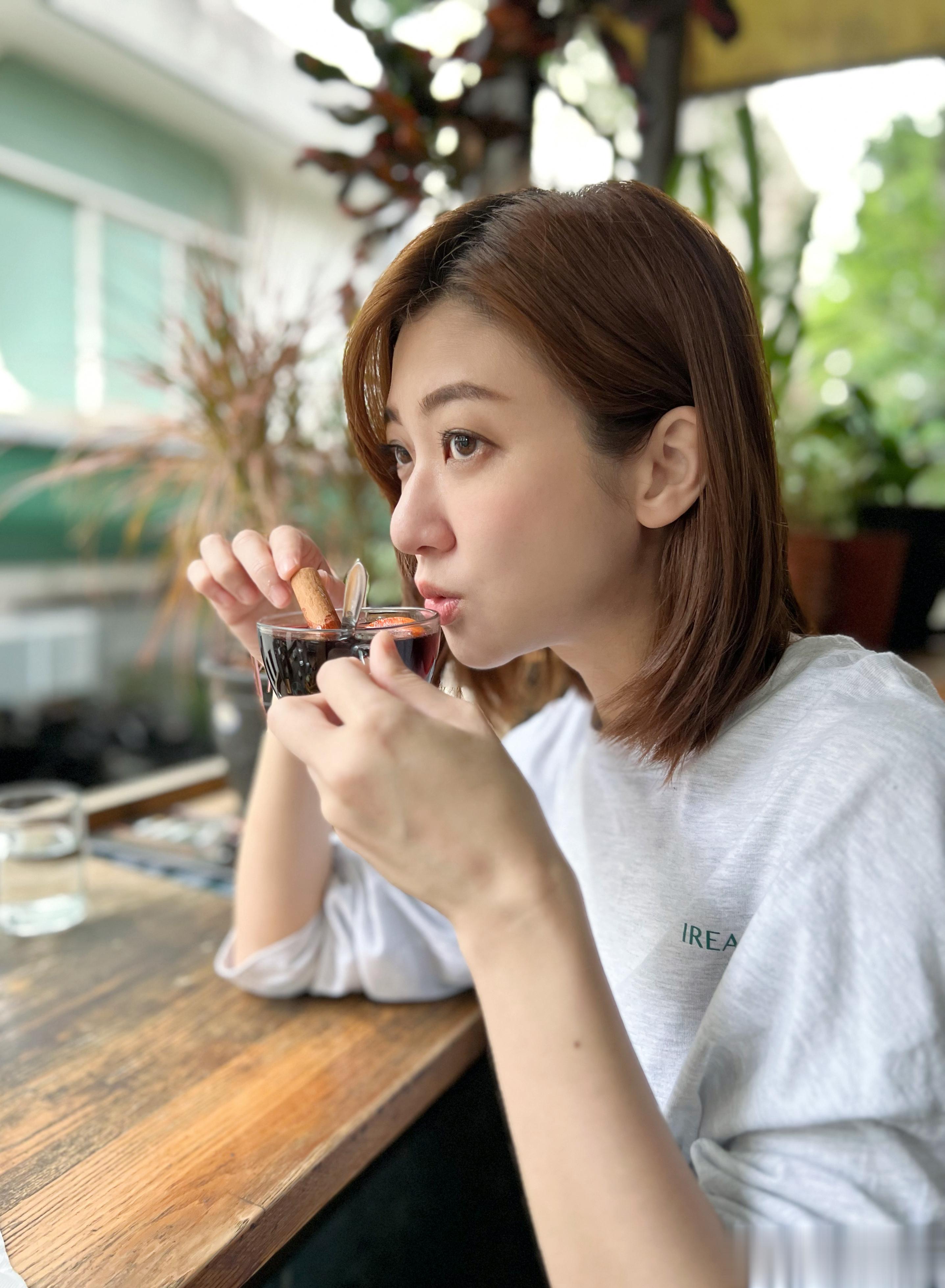 天氣好像突然就這麼涼了起來，於是中餐時迎來今年第一杯熱紅酒🍷話說我每天中餐、晚