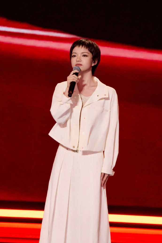 兰西雅呲着个大牙对我笑我镜头下的兰西雅叫她的时候她正在发愣，一回头看见镜头瞬间咧