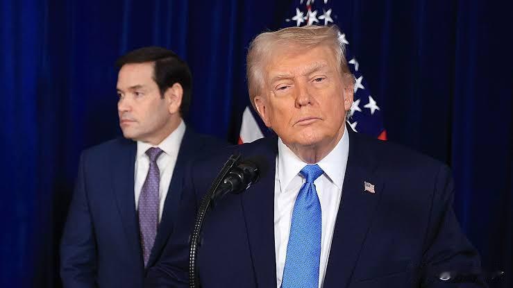 记者：美国在委内瑞拉周六凌晨的行动是为了打击毒贩吗？

特朗普：当然不是，很明显