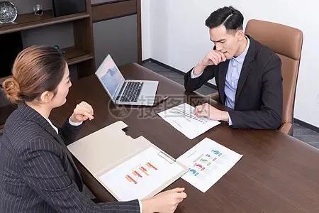 越级上报引爆职场火药桶：一场冲突背后的隐秘角力

职场的平衡被打破，谁能真正掌控