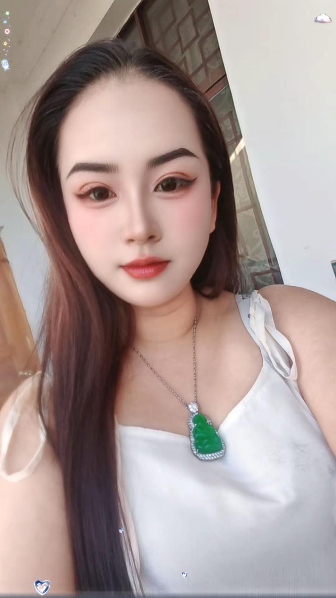 这绿坠子真不是我戴的，是它自己长在我脖子上的。每天醒来都怀疑人生：是我太美还是它