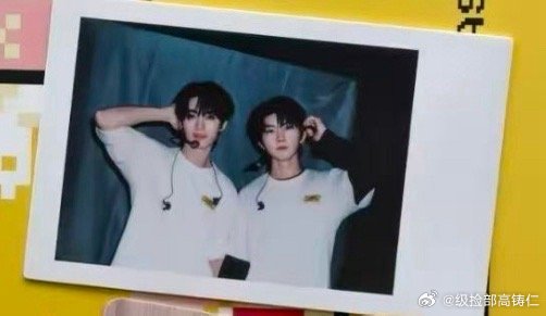 又到了我们时代少年团手到擒来的合照环节，姿势继续存 