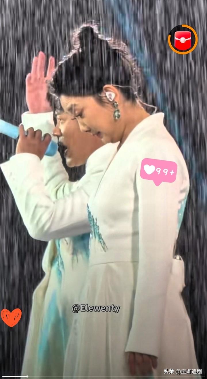 凤凰传奇，又一次凭实力炸翻热搜！

3月28日厦门演唱会突遇倾盆大雨，本以为演出