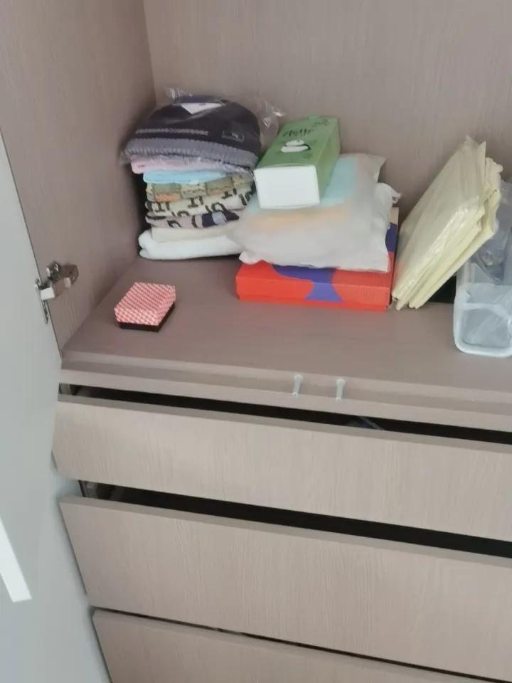 【天气冷了】
从家里衣柜里翻出棉衣，这个冬天还好，不算太冷，属于暖冬，今天整理的