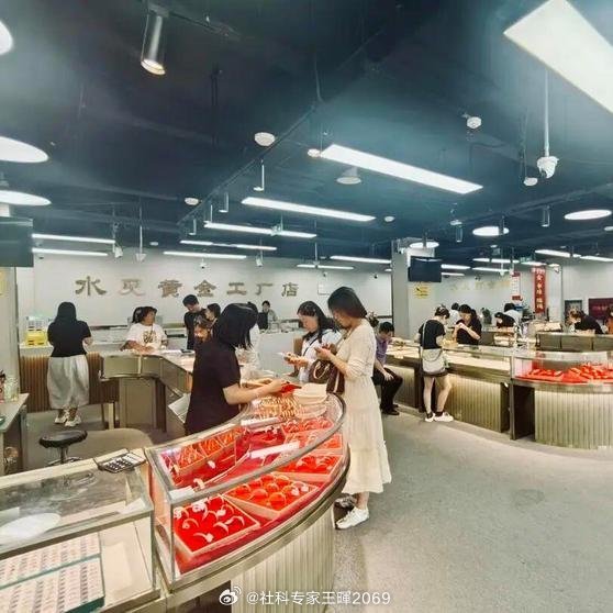 《黄金“跌到不敢买”上热搜，探访济南市场：有顾客蹲到营业结束，只为等最低价出手，