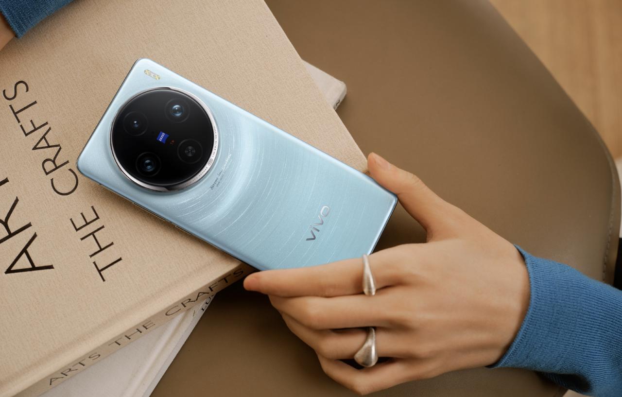 #vivo##vivo X100#
X100 系列蓝色橙色真机图，更期待白色真机