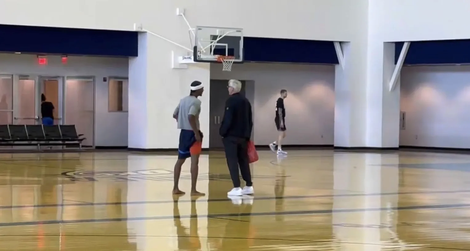 赤脚大仙亚历山大今天也出现在训练场骑士vs雷霆雷霆