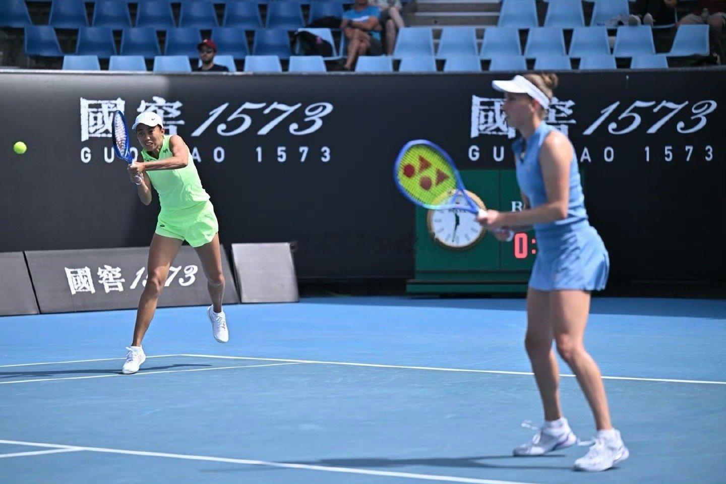 张帅组合进澳网女双四强本届澳网，37岁的张帅成为唯一一位三线作战的中国选手，同时