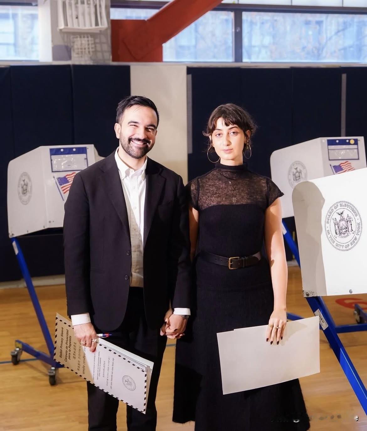 纽约当选市长曼丹尼和夫人在投票日共同入镜