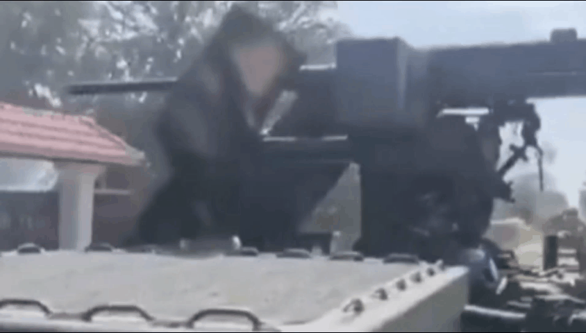 泰国士兵使用机枪向柬埔寨边境开火。跟我想象的不一样，我以为是直接突突突的那种，结