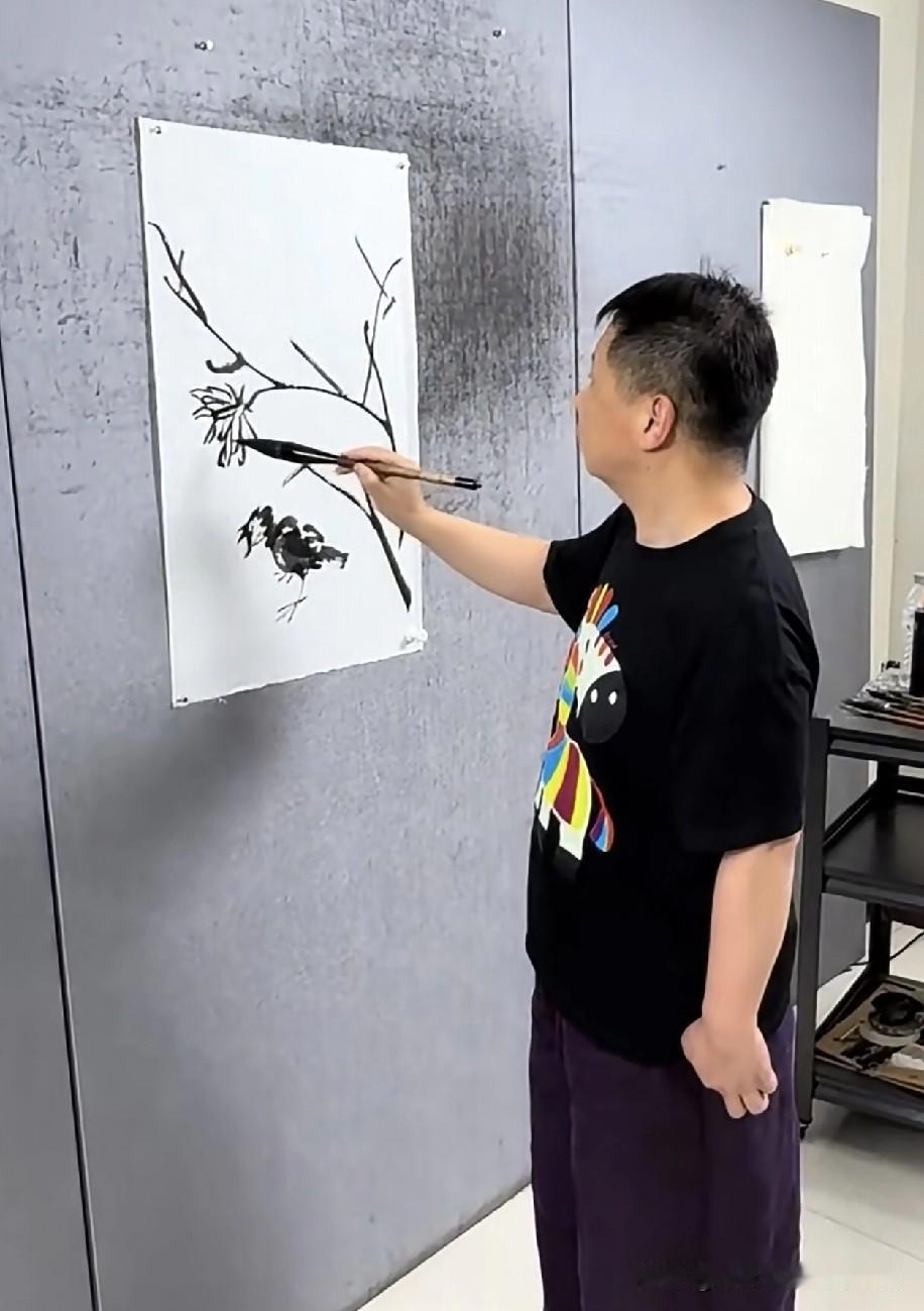 到底是带艺投师还是带艺投胎？郭德纲原大弟子何云伟再度拿起毛笔作画。一旦灵感闪现，
