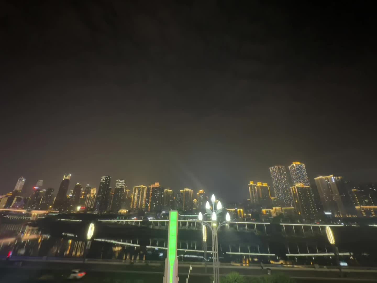 这吹不出褶的平静日子也在发光～ 那就祝我们都能跟真诚的人硬碰硬～