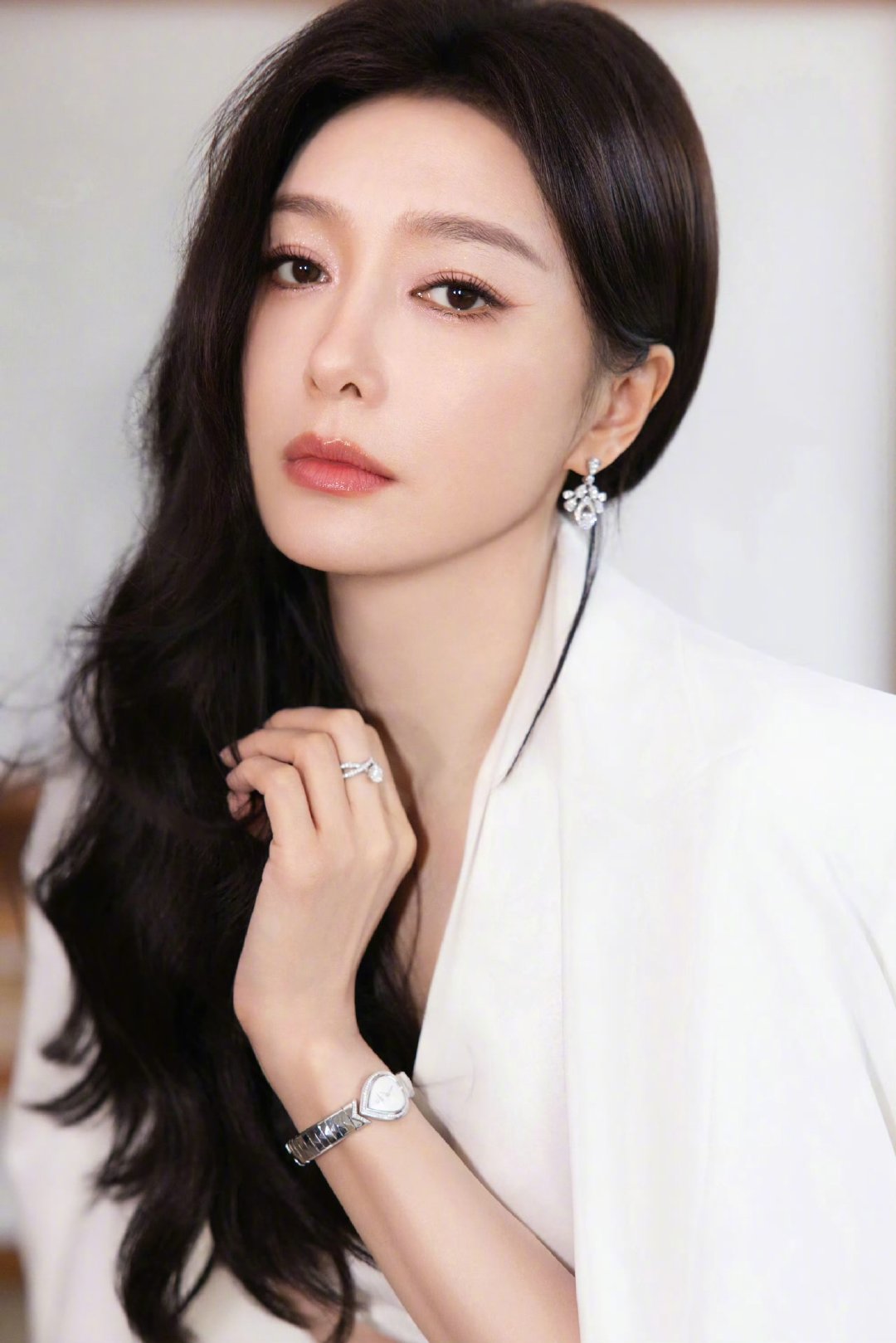 秦岚白裙撑伞秦岚长发美神降临秦岚今天好美啊！白裙 长发 雨中撑伞，美神降临了！！