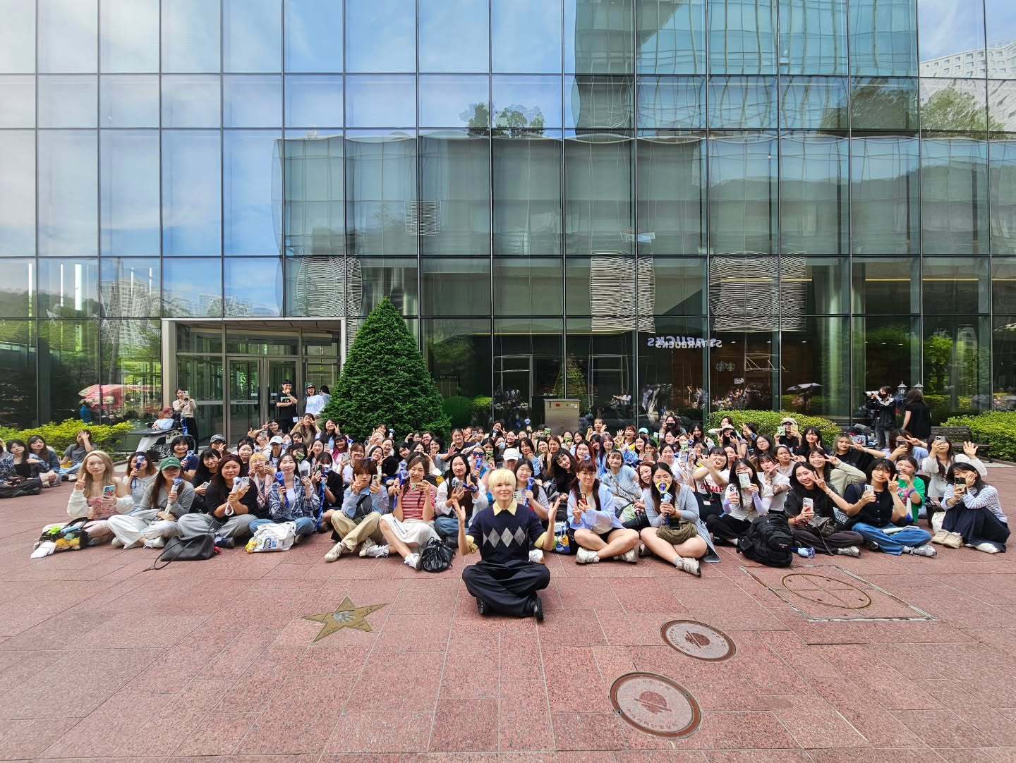 “CB百蓝_。260628金厉旭IG更新：with E.L.F. 💙 