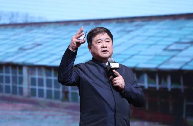 访谈中，记者向故宫博物院院长单霁翔抛出疑问：“故宫仅门票年收入就高达8亿，文创盈