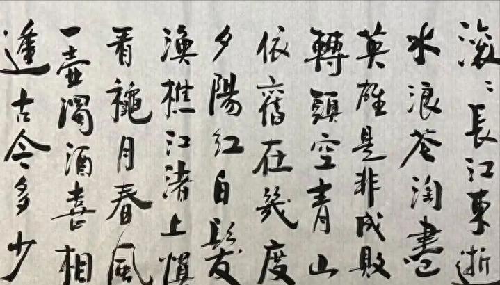 明朝才子杨慎才华横溢，凭一首诗的开头两句留下千古绝唱，让无数人感慨时光之美！
1