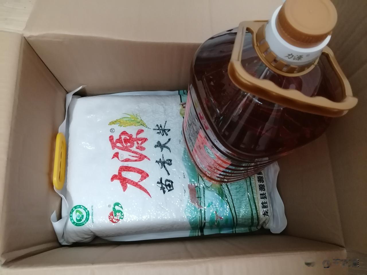 刚刚，顺丰打电话送货上门了！

南山社区给退休职工的爱心米油送来我家里了！

感