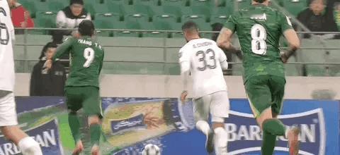 北京国安和香港大埔发生冲突。张玉宁这个动作还挺搞笑的，
随后下半场，张玉宁推射破