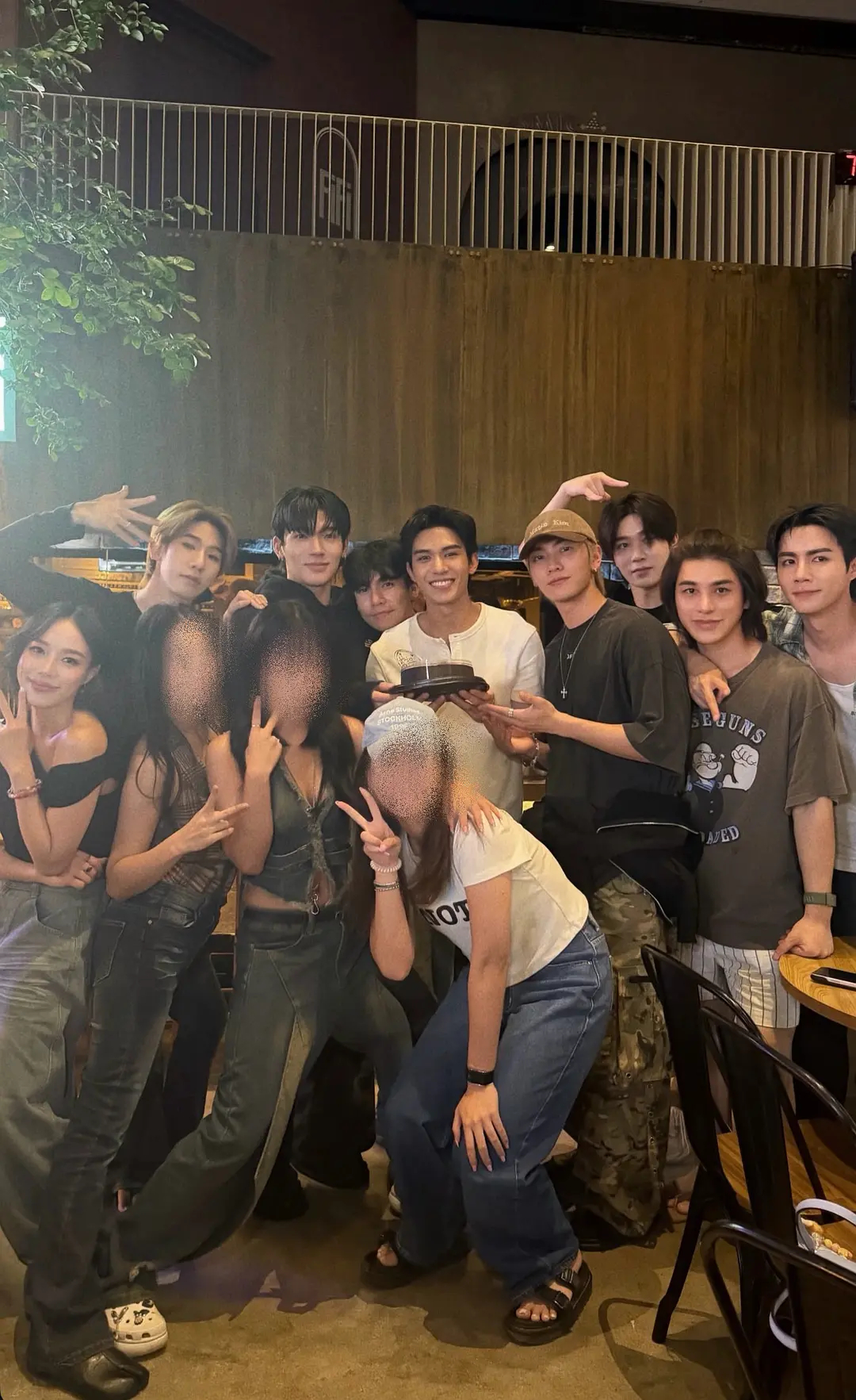 我真的很怕这种男男女女小团体，路过感觉臭臭的 