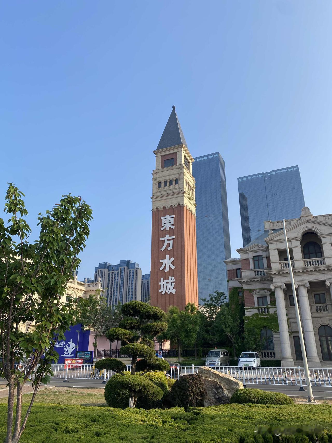 今儿在大连来了场“一日游世界”！上午钻进俄罗斯风情街，38栋乳白色俄式建筑鳞次栉
