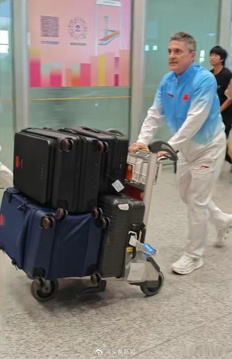U23国足回国大批球迷欢呼接机名古屋亚运会结束，斩获铜牌的中国U23男足回国，机