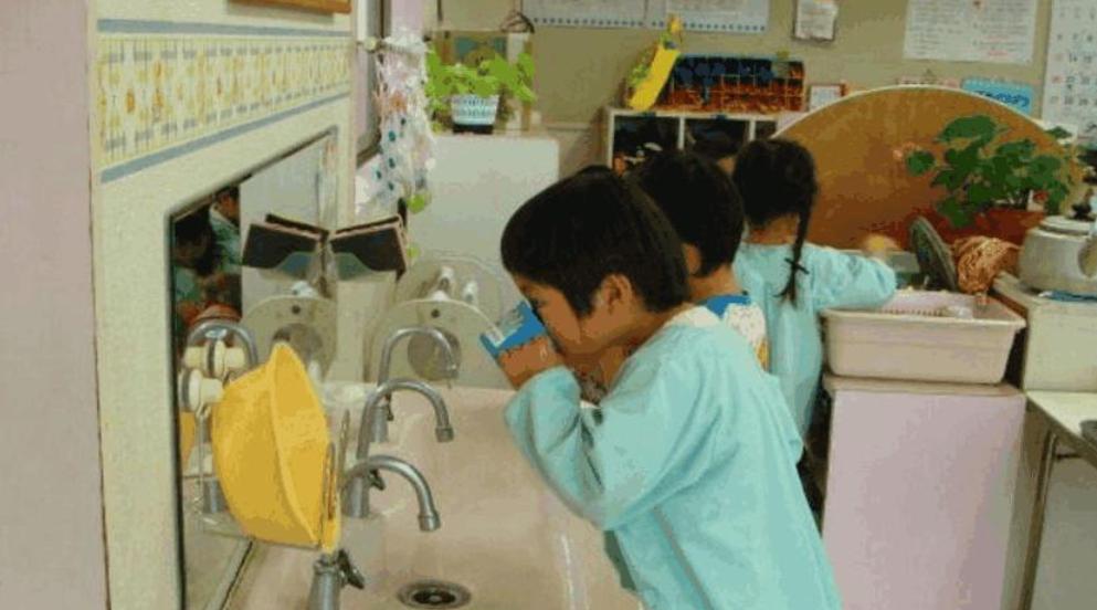 饭后立刻刷牙和饭后半小时刷牙，哪种方式更保护牙齿，很多人一直都做错了？

先给大