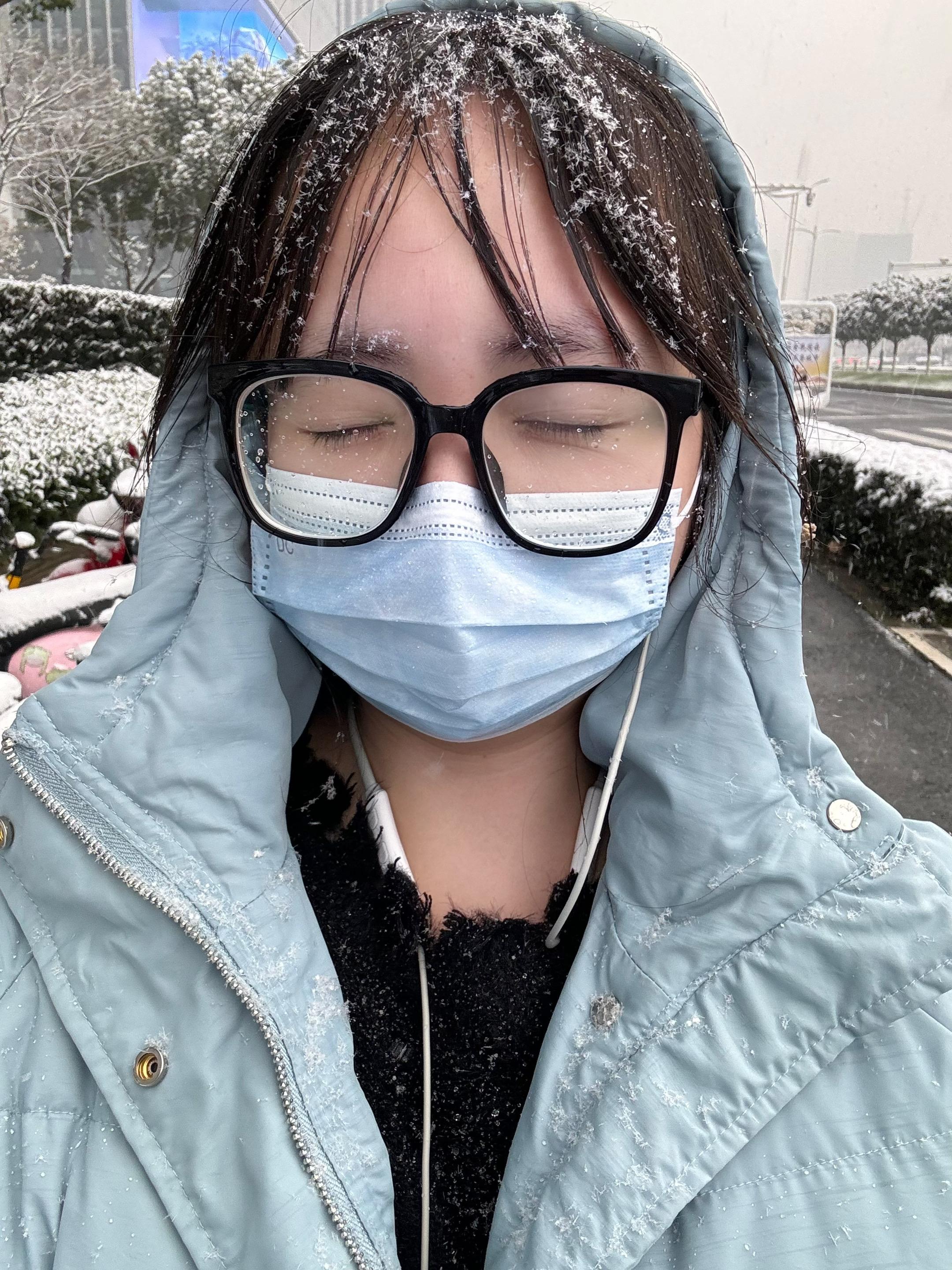 这个世界不可理喻，爱它却是我的宿命。