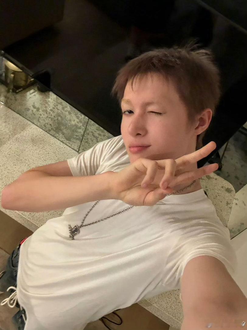 马丁 刺猬头变牛舔头真的好怀念马丁的金发亚比刺猬头😭现在的造型莫名很像大表弟的