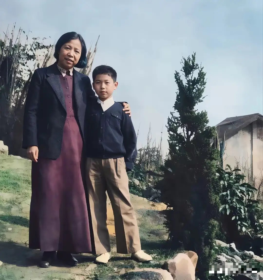 1940年重庆，邓颖超与时年12岁的李鹏留下了这张珍贵老照片 