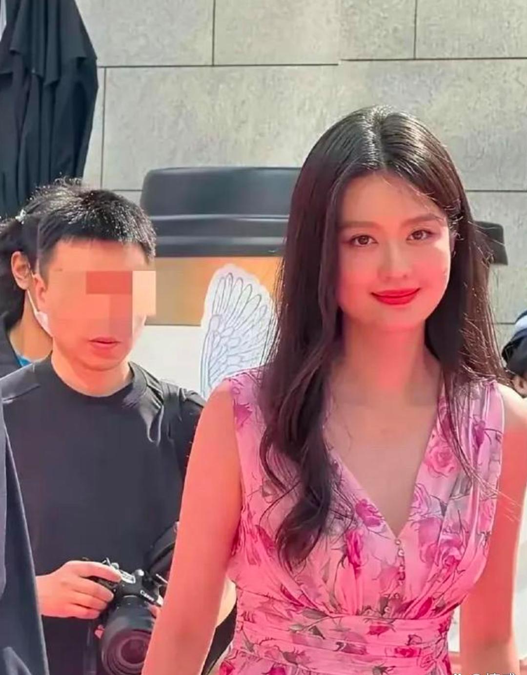 婚后的乔欣，这算是幸福肥吧！我的妈呀，整个人就是妥妥的贵妇感。 