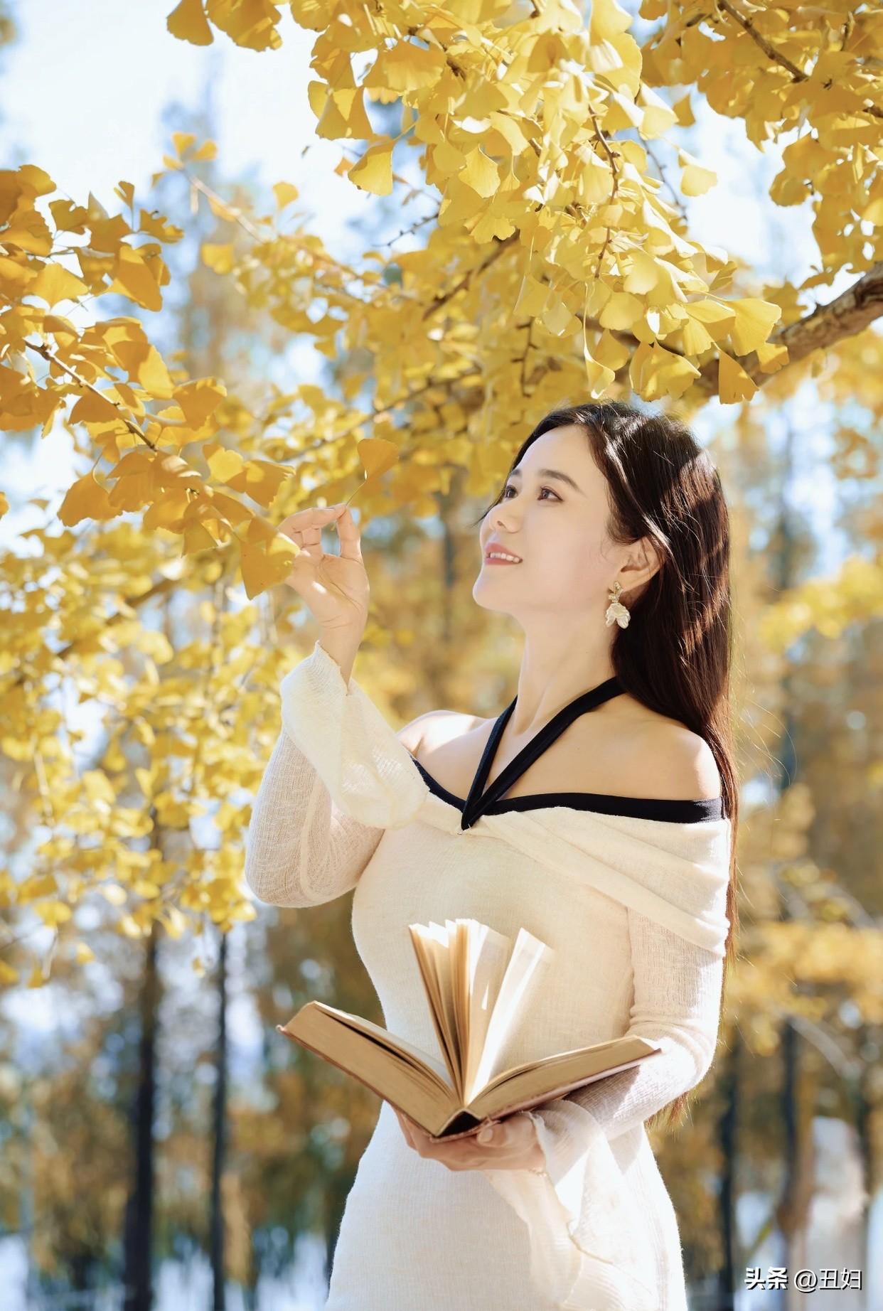 ＃甜美小仙女穿搭秋日漫步，撑伞漫步在金黄的落叶中，感受大自然的美好。