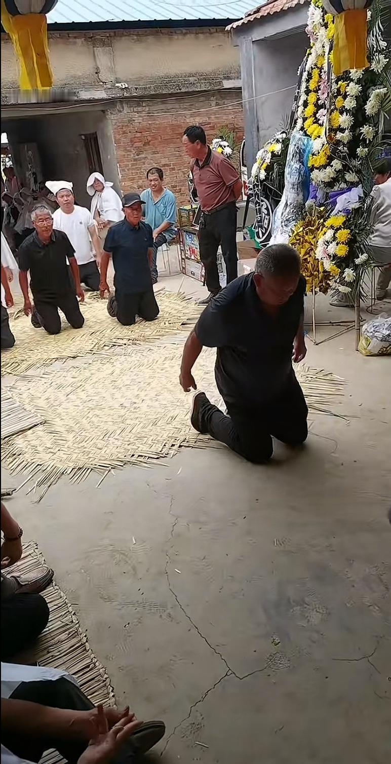 坐标河北沧州，我盟兄弟的父亲今日出殡，恰巧中午时分，另一位盟兄弟家又添了喜事，他