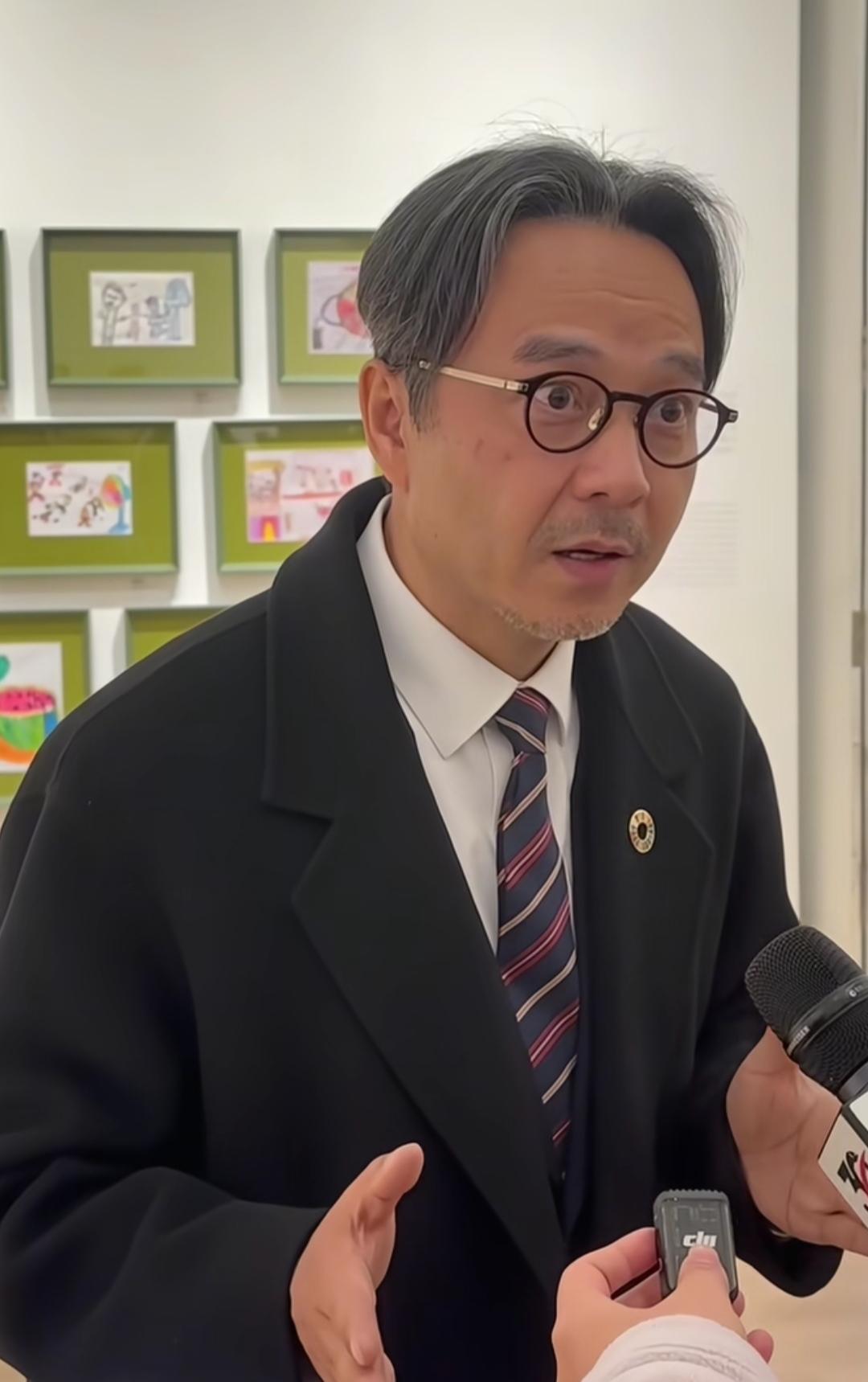 汪涵又摊上事了，
当了一部电影的出品人，
这部电影是一部有问题的电影，
被骂后凌