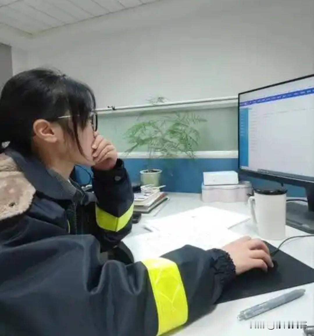 请问：工勤人员属于体制内吗？

答案：是的，‌工勤人员通常拥有工勤编制，属于正式