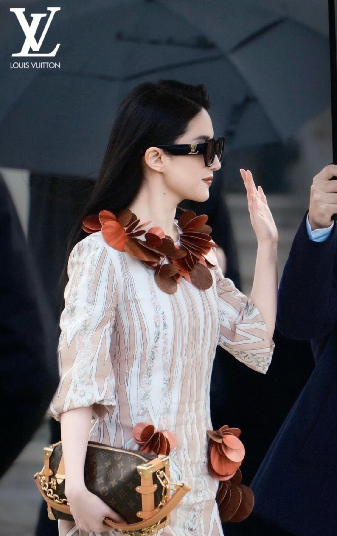 刘亦菲撑伞神图 巴黎街头，刘亦菲手持蓝伞回眸的生图刷屏全网。冷调光影里，发丝轻扬