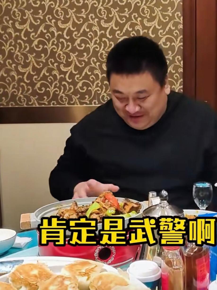 几个好友在餐馆聚餐，喝尽兴时几人聊起了军事。其中一个男子问：“你们觉得解放军厉害