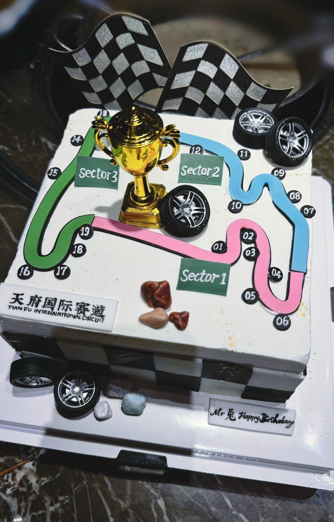今天生日[蛋糕]图123是我安排的礼物图456是赛事主办方安排的惊喜哪个更带感？