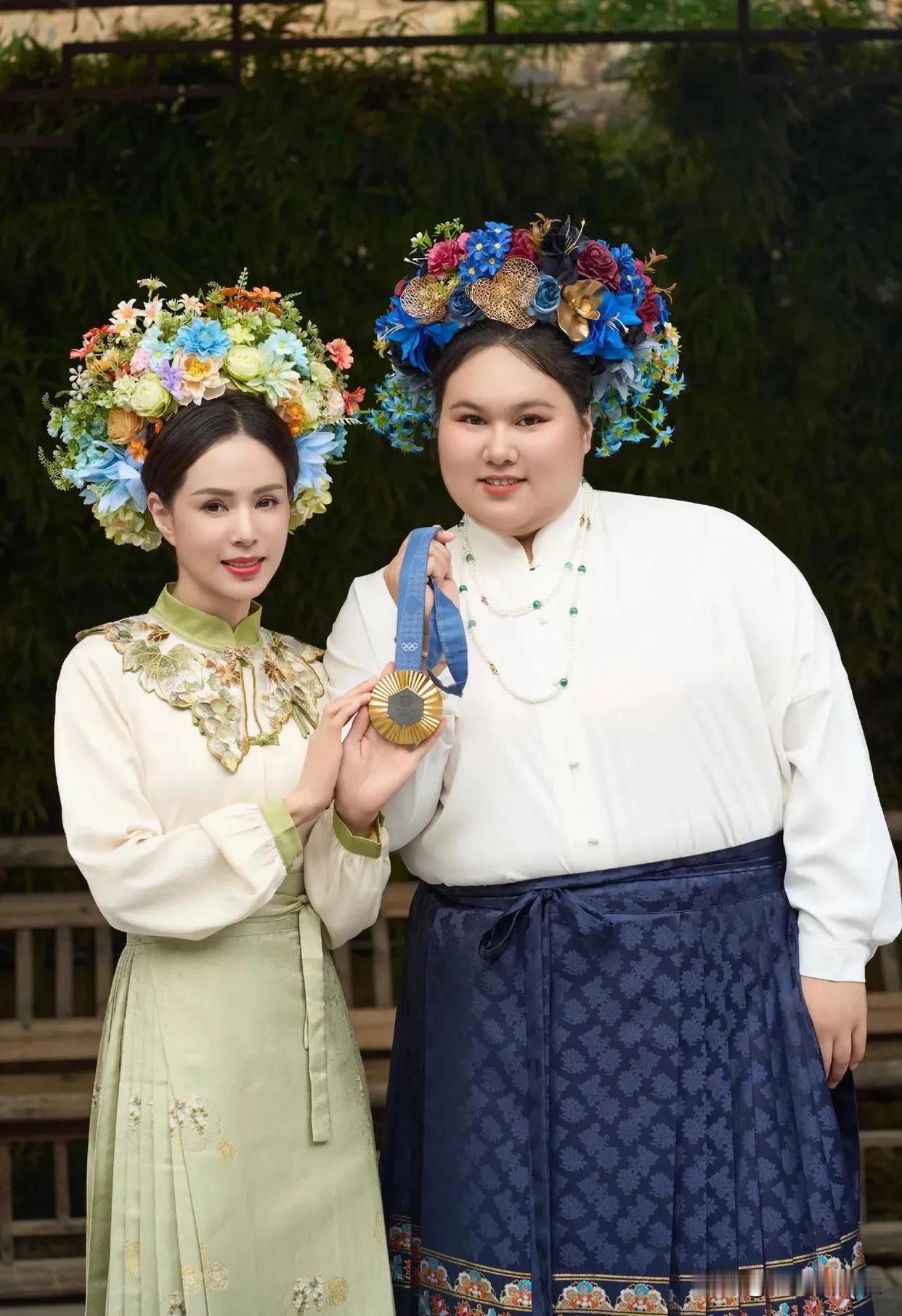 李若彤分享了与李雯雯的合照，让人感到二人之间的亲昵关系。李若彤和李雯雯都簪着花，